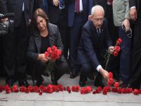 Kılıçdaroğlu, karanfil bıraktı