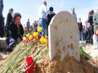 Patlamada ölenler toprağa veriliyor