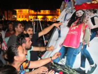 Dilan'ın cenazesi karanfillerle karşılandı