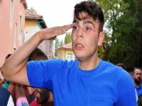 Ağabeyini asker selamı ile uğurladı