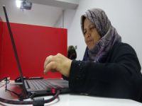 Bursalı kadınlar interneti öğreniyor