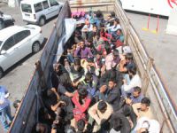 Kamyon kasasında 61 kaçak göçmen