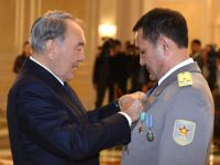 Kazak astronota "halk kahramanı" madalyası verildi