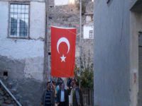 Şehit polisin baba ocağına ateş düştü