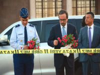 ABD Büyükelçisi karanfil bıraktı