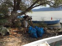 Üniversiteliler Gölyazı'yı temizledi