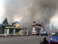 Binaları ateşe verdiler: 20 ölü