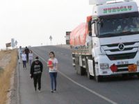 TIR'ların arasından okula gidiyorlar