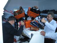 Bir liraya ayakkabı satıyor