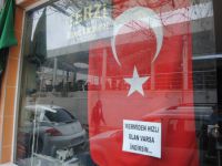 Bursa'da bayrağa not yazdı: Mermiden hızlı olan..