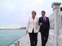 Davutoğlu Merkel’e Dolmabahçe’yi gezdirdi