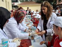 Bursalı öğrencilere 'salçalı ekmek' dağıttılar