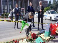 ABD Dışişleri Bakan Yardımcısı, gar önüne karanfil bıraktı