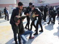 Hastane önünde polis müdahalesi