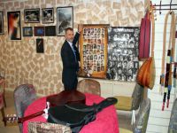 Çocukluk hayali olarak kurduğu merkezde sanatın her alanında ders veriyor