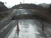 Yağış sebebiyle yol ve köprü çöktü