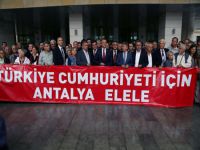'Çelenk koyma' davası ertelendi