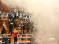 Kosova Meclisi'ne yine göz yaşartıcı gaz atıldı
