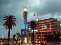 İzmir'de saat kulesi BM mavisine büründü
