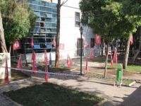 Kanlı saldırının yapıldığı yere flamalar asıldı