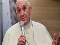 Papa'dan 'şartlı' öpücük