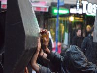 Basın kartına kan bulaştı