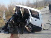 Bursa'da kaza: Otomobil ikiye bölündü