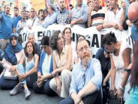 Katliamı protesto  edenlere ateş açıldı