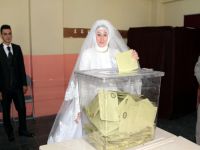 Bursalı gelin, gelinliğiyle oy kullandı
