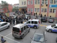 Oy kullanan partililer arasında kavga