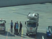 Uçaktan düşen personelin bileği kırıldı