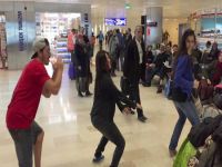 Havalimanında dans gösterisi