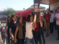 Aynı patlamada yaralandı, annesinin cenazisini omuzladı