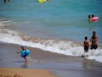 Turistler nemden denizde yüzerek korunuyor