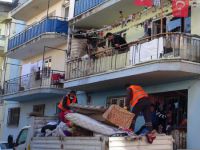 Evden kamyonlarca çöp çıktı