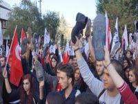 ‘Ayakkabılı, çuvallı’ Obama protestosu