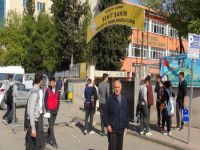 Okulu basıp, müdürü rehin aldılar