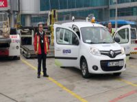 Uçak altında saygı duruşu