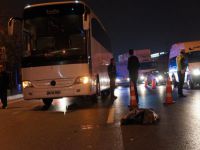 Servis otobüsünün altında kaldı