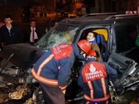 Kamyonet aydınlatma direğine çarptı: 2 yaralı