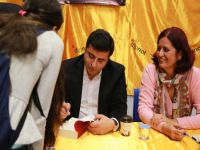 Demirtaş, fuarda kitap imzaladı