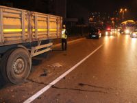 Park halindeki TIR'a çarptılar, başka bir araçla kaçtılar