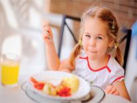 Çocukların yemek tabakları ayrı olmalı