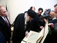 Putin’den Hamaney’e el yazılı Kuran hediyesi