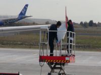 Uçak direğe çarptı