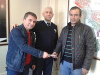 ATM’de unutulan parayı sahibine teslim etti