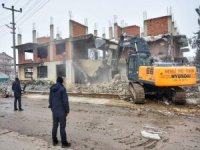 Yenişehir'de metruk binalar yıkılıyor