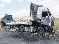 PKK yine yol kesti, araç yaktı