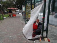Otobüs durağını kendine ev yaptı