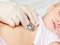 Bebeklerde göğüs hırıltısı nedenleri